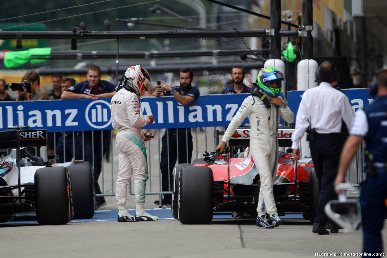 GP GIAPPONE, 26.09.2015 - Qualifiche, Lewis Hamilton (GBR) Mercedes AMG F1 W06 e Felipe Massa (BRA) Williams F1 Team FW37