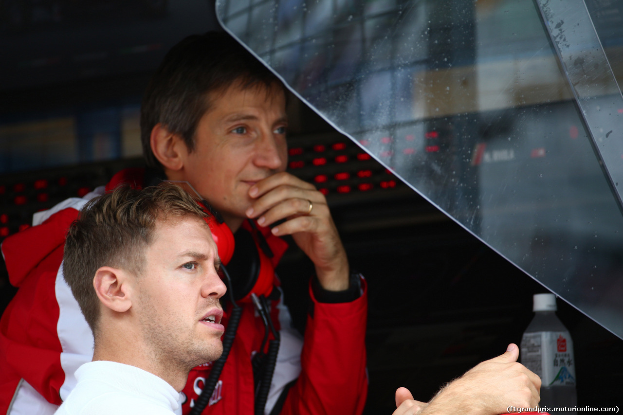 GP GIAPPONE, 25.09.2015 - Prove Libere 2, Sebastian Vettel (GER) Ferrari SF15-T e Massimo Rivola (ITA), Ferrari Sporting Director