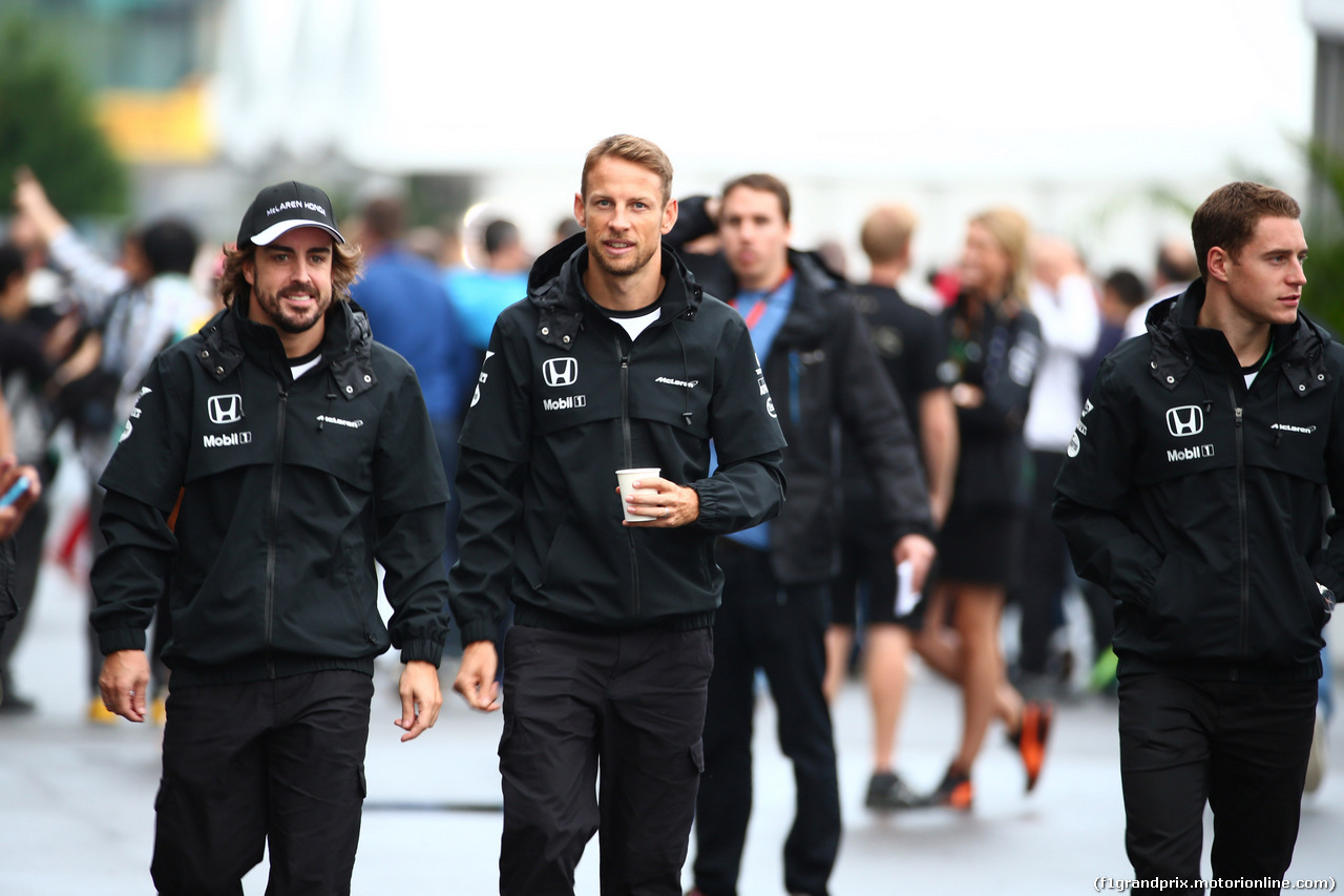 GP GIAPPONE, 25.09.2015 - Fernando Alonso (ESP) McLaren Honda MP4-30 e Jenson Button (GBR)  McLaren Honda MP4-30 with Stoffel Vandoorne (BEL) Mclaren est Driver