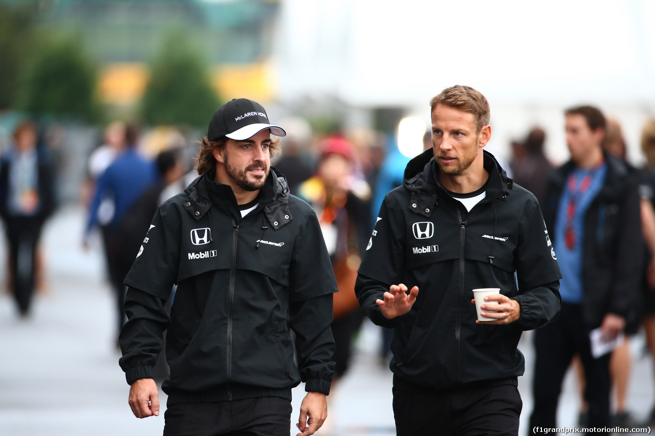 GP GIAPPONE, 25.09.2015 - Fernando Alonso (ESP) McLaren Honda MP4-30 e Jenson Button (GBR)  McLaren Honda MP4-30.