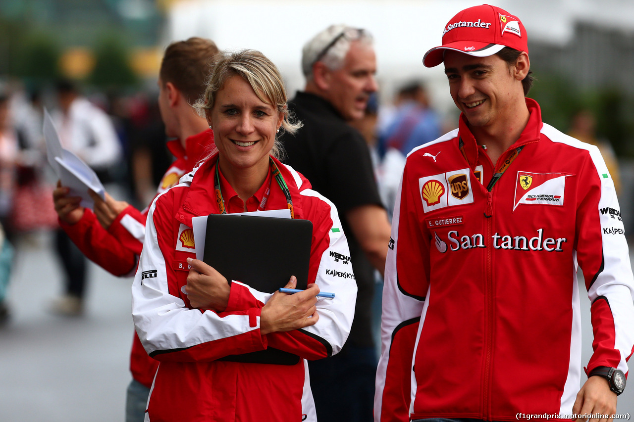 GP GIAPPONE, 25.09.2015 - Britta Roeske (AUT) Ferrari Press Officer e Esteban Gutierrez (MEX) Ferrari Test e Reserve Driver