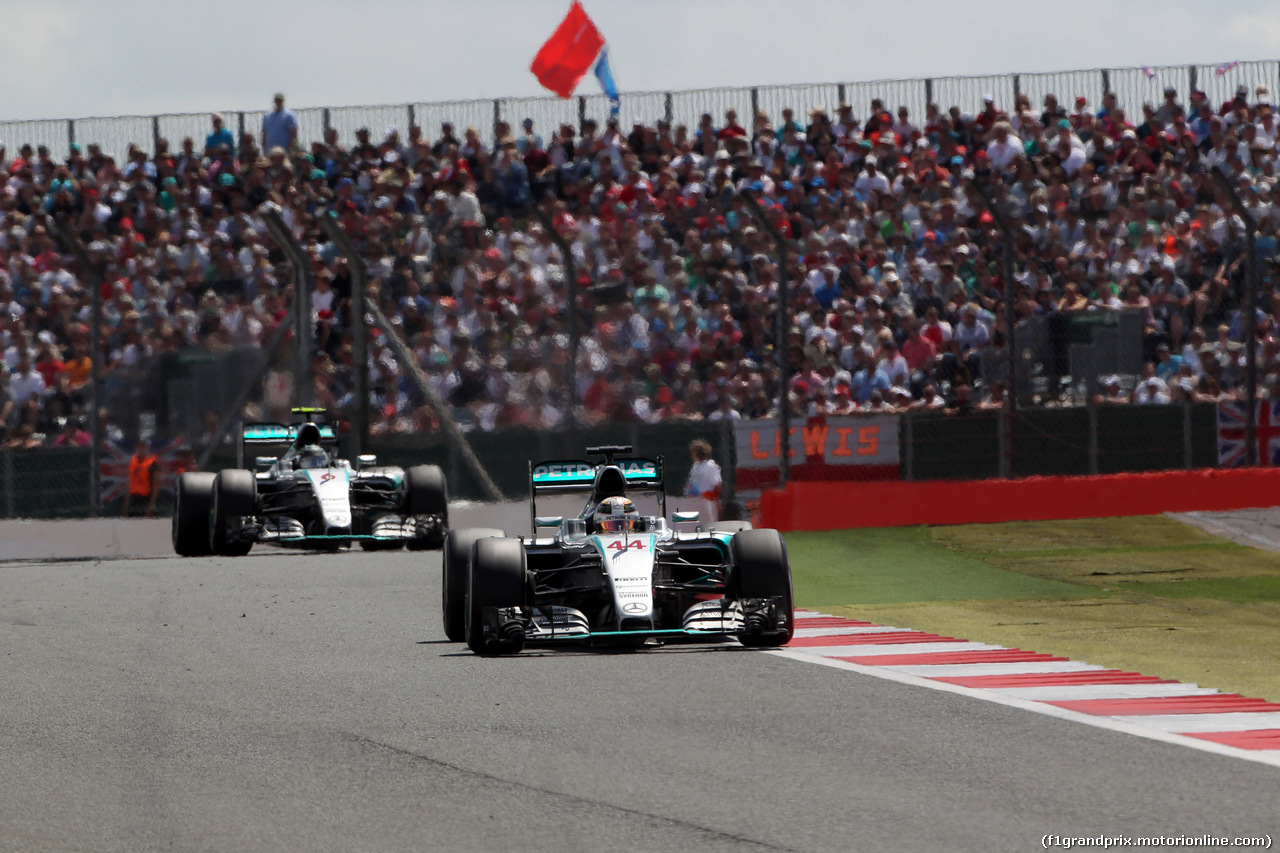 GP GRAN BRETAGNA, 05.07.2015- Gara, Lewis Hamilton (GBR) Mercedes AMG F1 W06 davanti a Nico Rosberg (GER) Mercedes AMG F1 W06