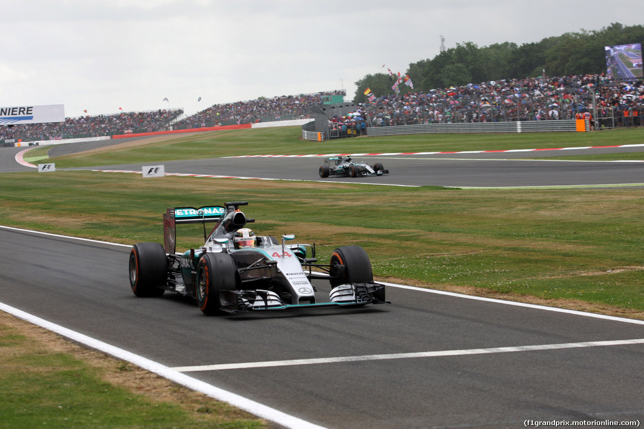 GP GRAN BRETAGNA, 05.07.2015- Gara, Lewis Hamilton (GBR) Mercedes AMG F1 W06 e Nico Rosberg (GER) Mercedes AMG F1 W06