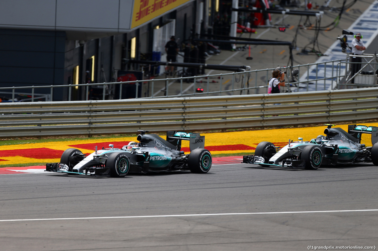 GP GRAN BRETAGNA, 05.07.2015- Gara, Lewis Hamilton (GBR) Mercedes AMG F1 W06 e Nico Rosberg (GER) Mercedes AMG F1 W06