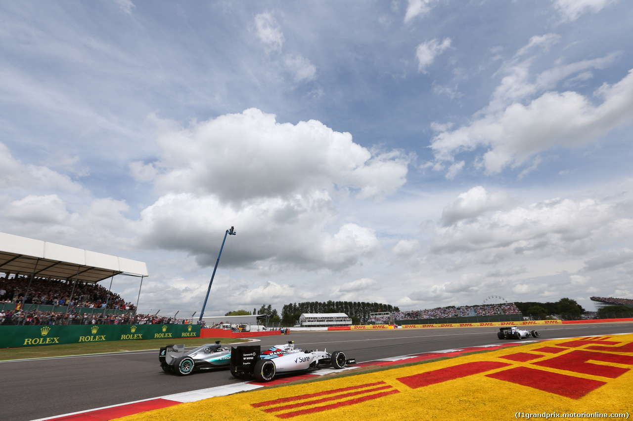 GP GRAN BRETAGNA, 05.07.2015- Gara, Valtteri Bottas (FIN) Williams F1 Team FW37 e Lewis Hamilton (GBR) Mercedes AMG F1 W06