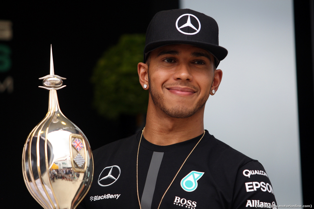 GP GRAN BRETAGNA, 02.07.2015 - Lewis Hamilton (GBR) Mercedes AMG F1 receives the Hawthorn Memorial Trophy.