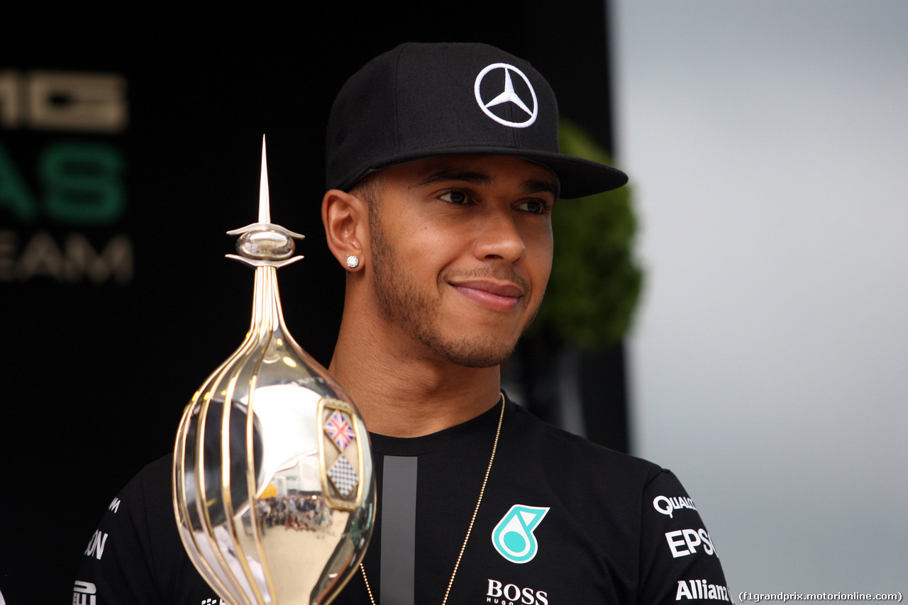 GP GRAN BRETAGNA, 02.07.2015 - Lewis Hamilton (GBR) Mercedes AMG F1 receives the Hawthorn Memorial Trophy.