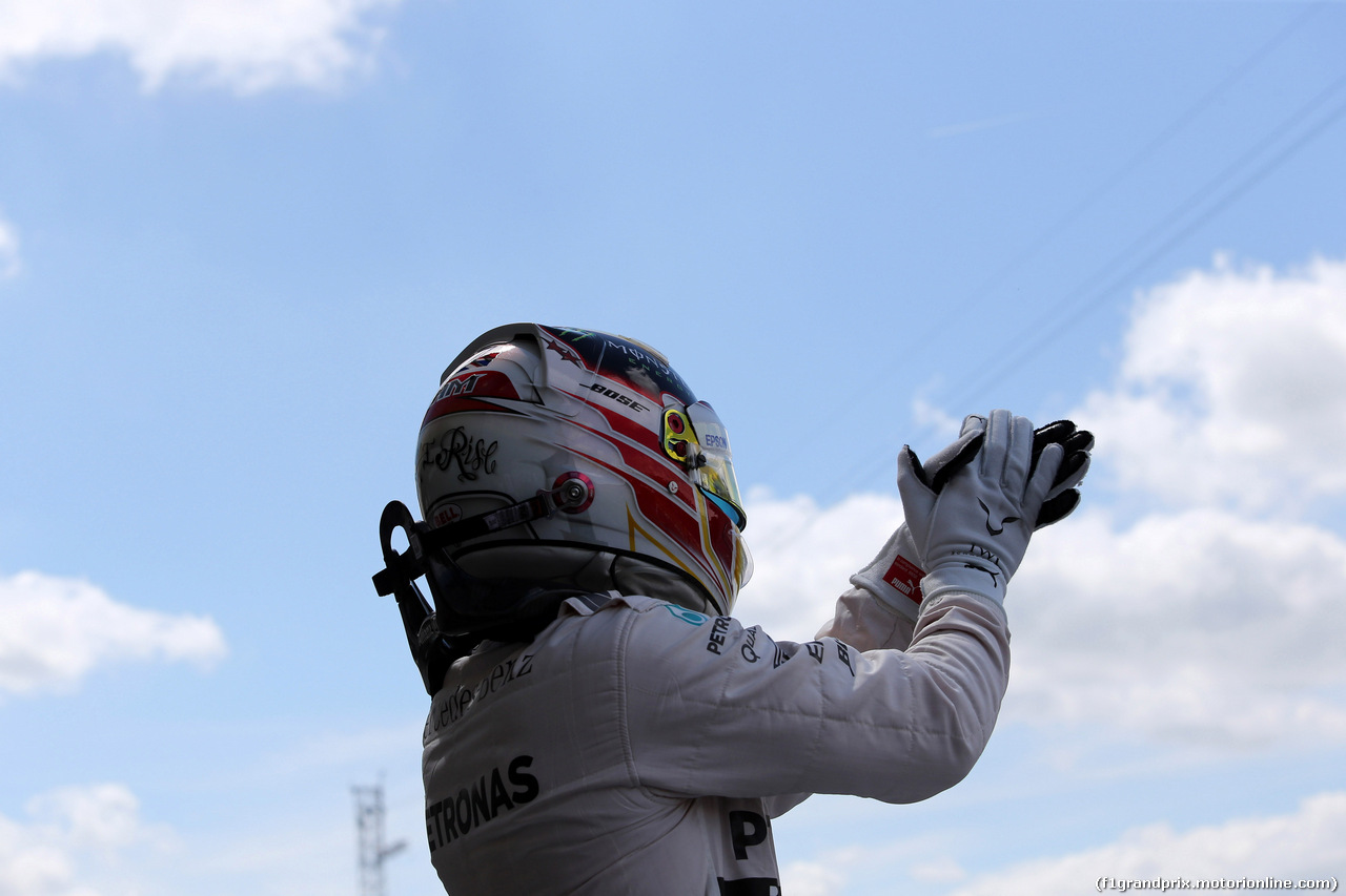 GP GRAN BRETAGNA, 04.07.2015 - Qualifiche, Lewis Hamilton (GBR) Mercedes AMG F1 W06 pole position