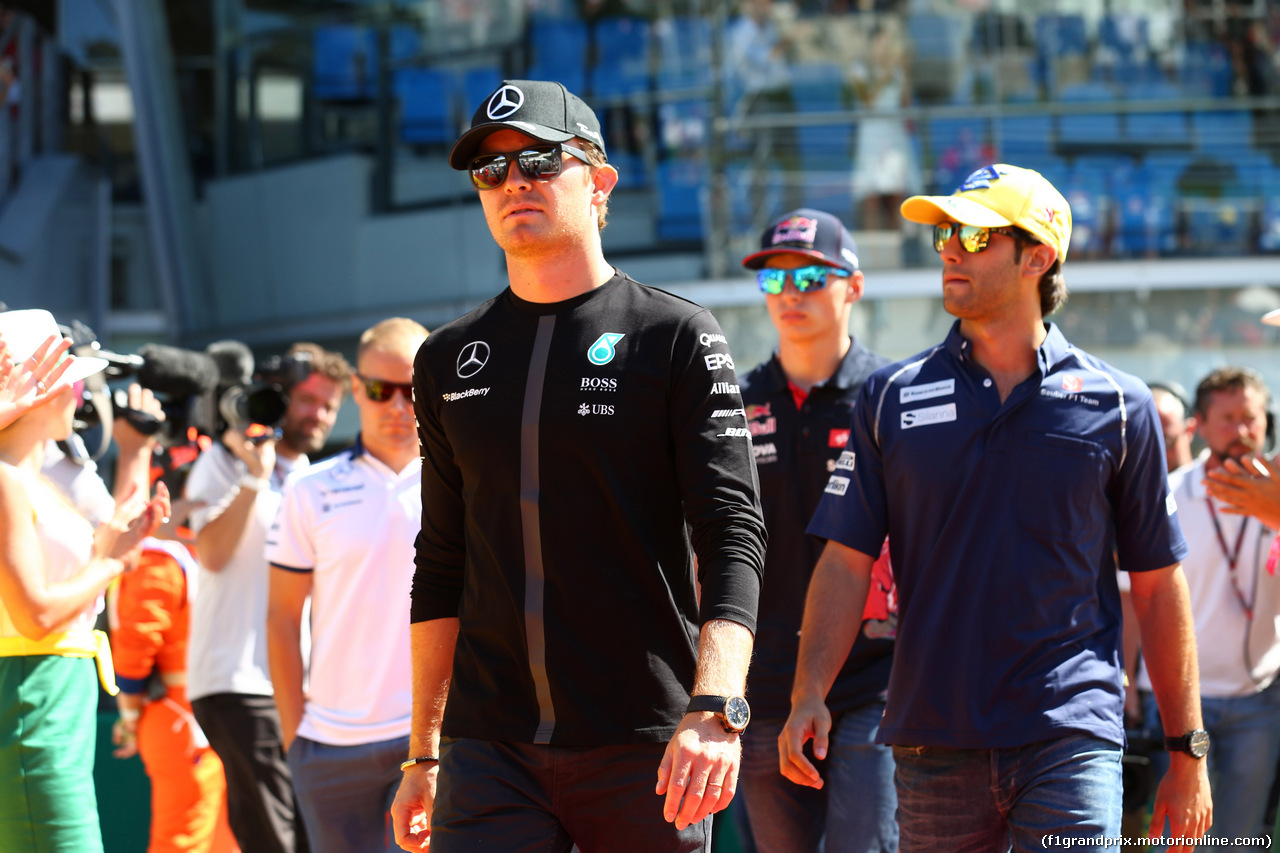 GP ITALIA, 06.09.2015 - Nico Rosberg (GER) Mercedes AMG F1 W06 e Felipe Nasr (BRA) Sauber C34