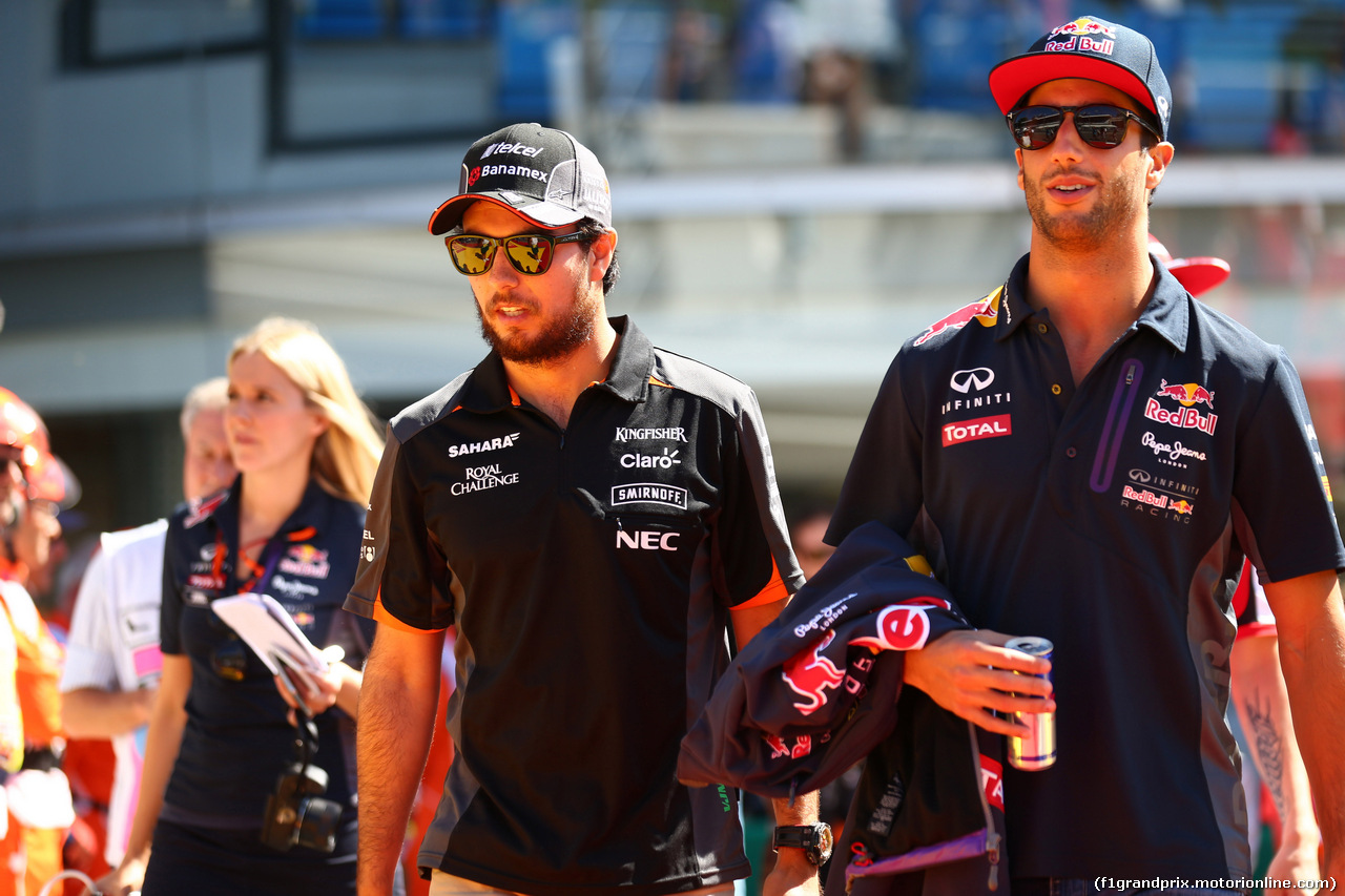 GP ITALIA, 06.09.2015 - Sergio Perez (MEX) Sahara Force India F1 VJM08 e Daniel Ricciardo (AUS) Red Bull Racing RB11