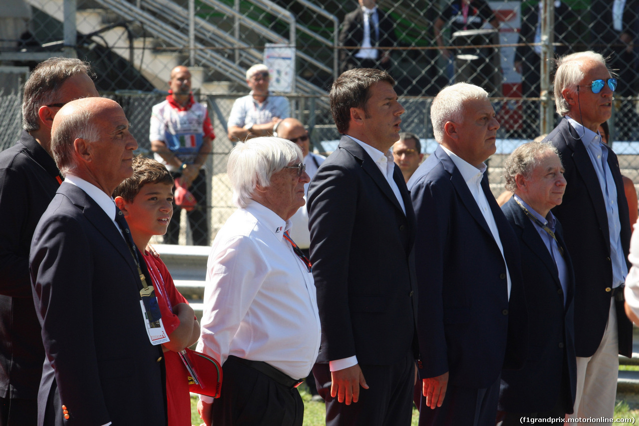 GP ITALIA, 06.09.2015 - Gara, (L-R) Dr. Angelo Sticchi Damiani (ITA) Aci Csai President, Sergio Marchionne (ITA), Ferrari President e CEO of Fiat Chrysler Automobiles, Bernie Ecclestone (GBR), President e CEO of FOM, Matteo Renzi (ITA), Italia Prime Minister, Gian Luca Galletti, Ministro dell'Ambiente e della Tutela del Territorio e del Mare e Jean Todt (FRA), President FIA
