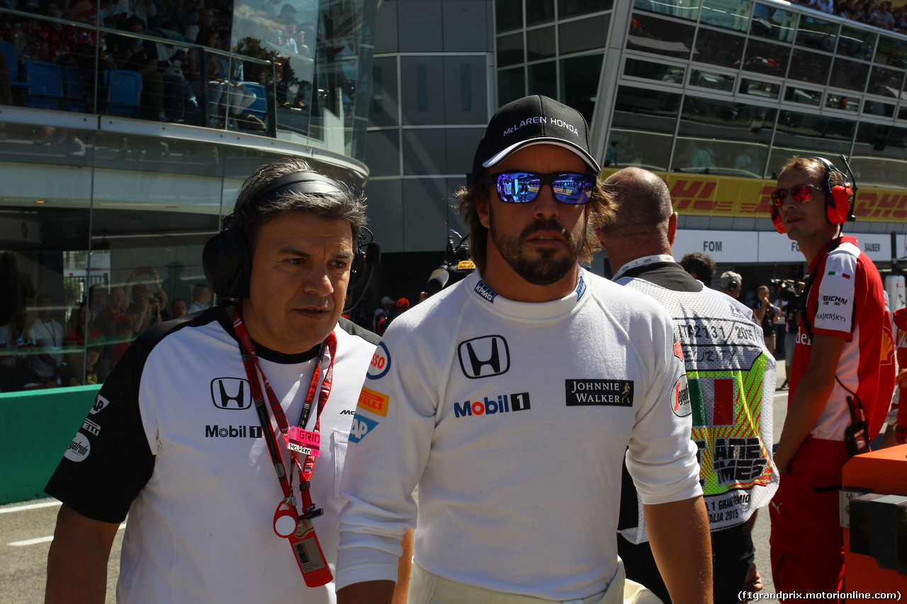 GP ITALIA, 06.09.2015 - Gara, Fabrizio Borra (ITA), physiotherapist of Fernando Alonso (ESP) e Fernando Alonso (ESP) McLaren Honda MP4-30