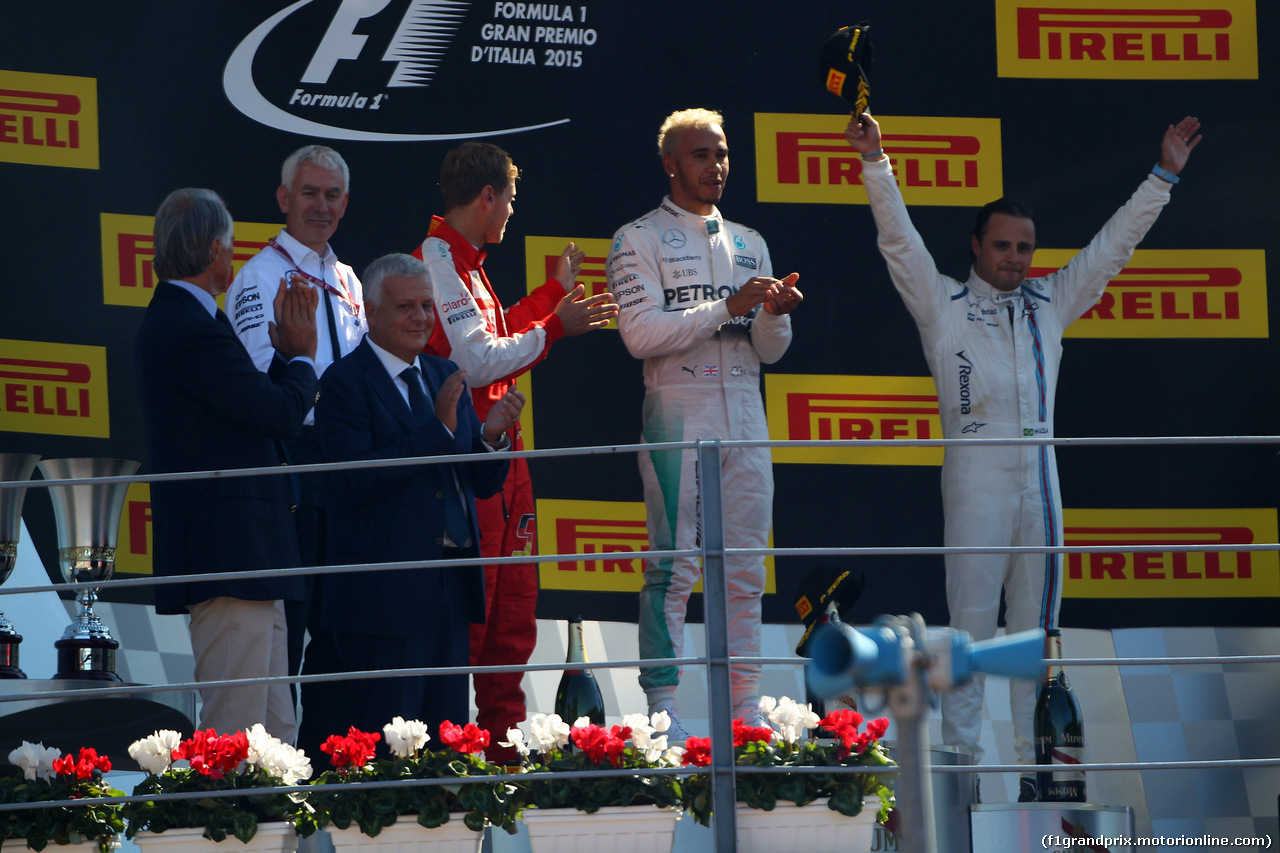 GP ITALIA, 06.09.2015 - Gara, 1st position Lewis Hamilton (GBR) Mercedes AMG F1 W06, secondo Sebastian Vettel (GER) Ferrari SF15-T, terzo Felipe Massa (BRA) Williams F1 Team FW37 with Geoff Willis (GBR) Mercedes AMG F1 Technology Director, Gian Luca Galletti, Ministro dell'Ambiente e della Tutela del Territorio e del Mare