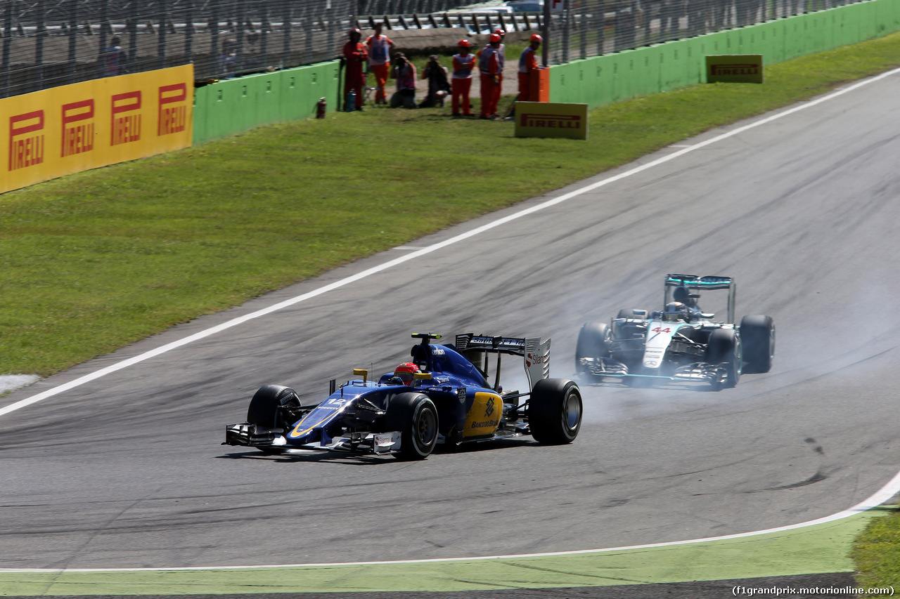 GP ITALIA, 06.09.2015 - Gara, Felipe Nasr (BRA) Sauber C34 e Lewis Hamilton (GBR) Mercedes AMG F1 W06