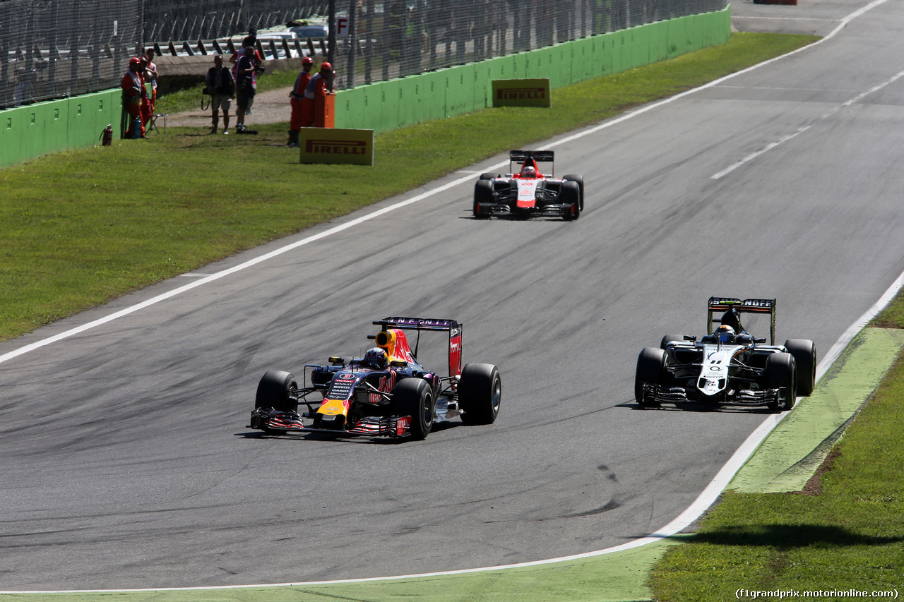 GP ITALIA, 06.09.2015 - Gara, Daniel Ricciardo (AUS) Red Bull Racing RB11 e Sergio Perez (MEX) Sahara Force India F1 VJM08