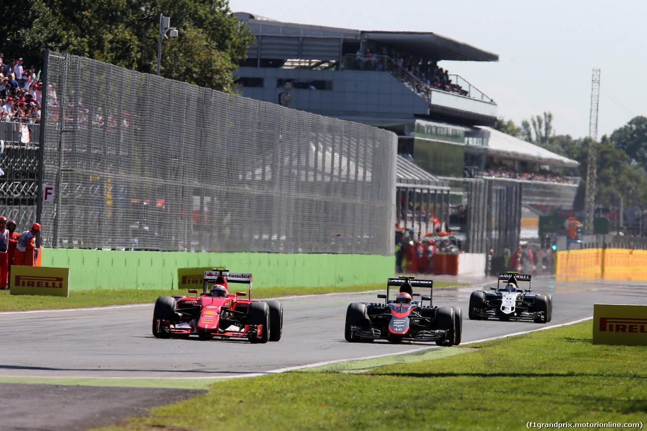 GP ITALIA, 06.09.2015 - Gara, Kimi Raikkonen (FIN) Ferrari SF15-T e Jenson Button (GBR)  McLaren Honda MP4-30.