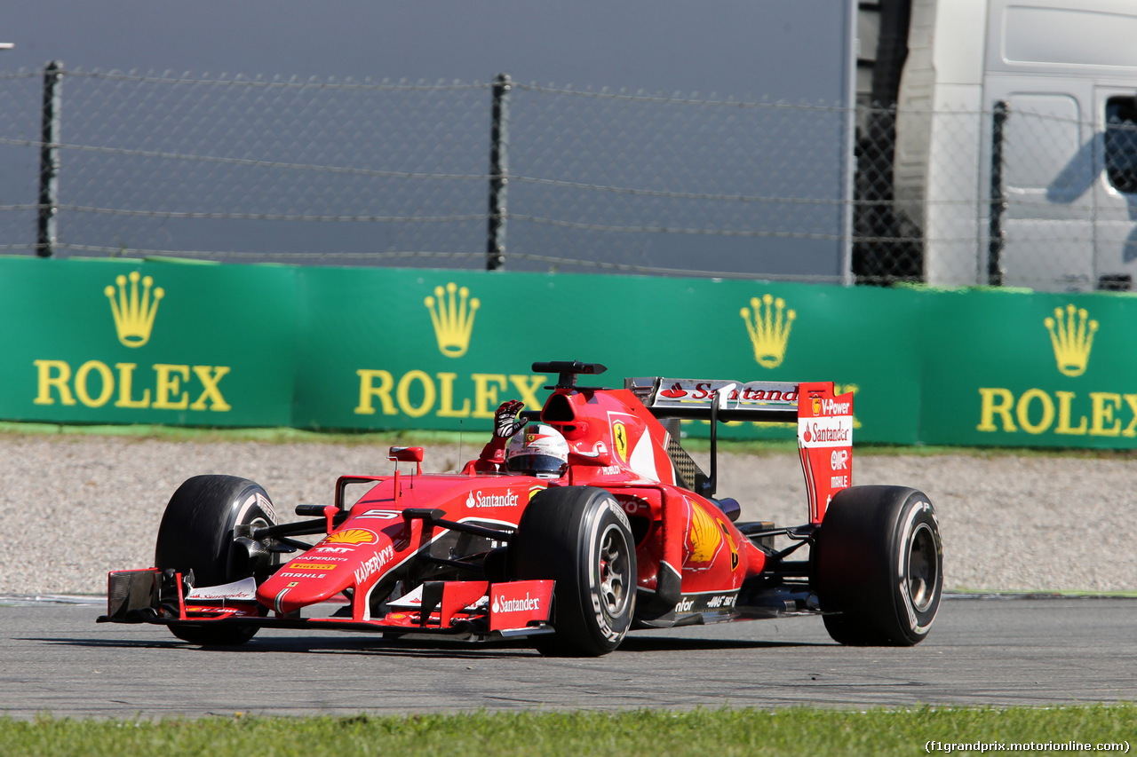 GP ITALIA, 06.09.2015 - Gara, Sebastian Vettel (GER) Ferrari SF15-T waves to the fans