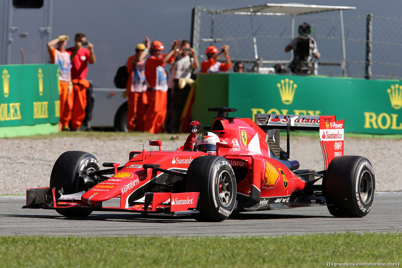 GP ITALIA, 06.09.2015 - Gara, Sebastian Vettel (GER) Ferrari SF15-T waves to the fans