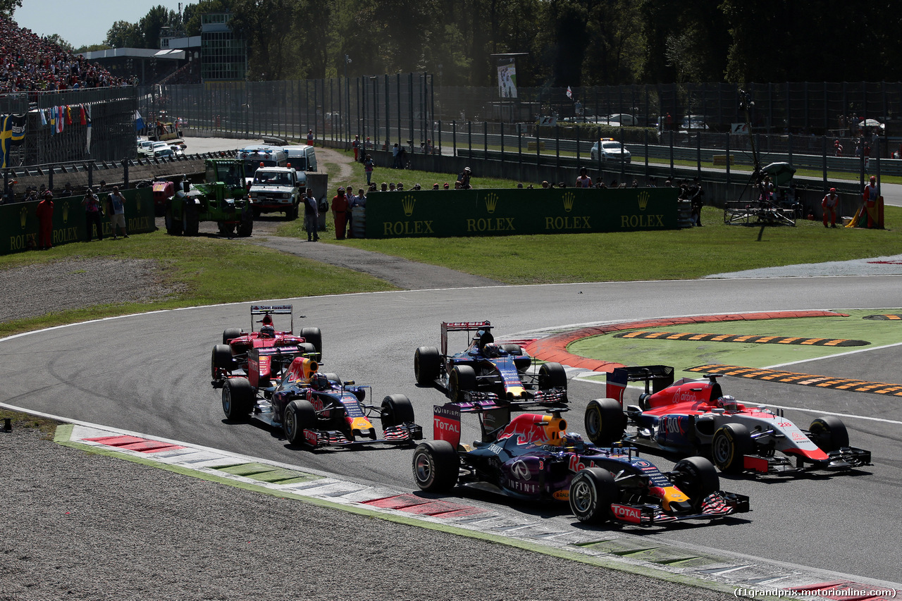 GP ITALIA, 06.09.2015 - Gara, Daniel Ricciardo (AUS) Red Bull Racing RB11 e William Stevens (GBR) Manor Marussia F1 Team