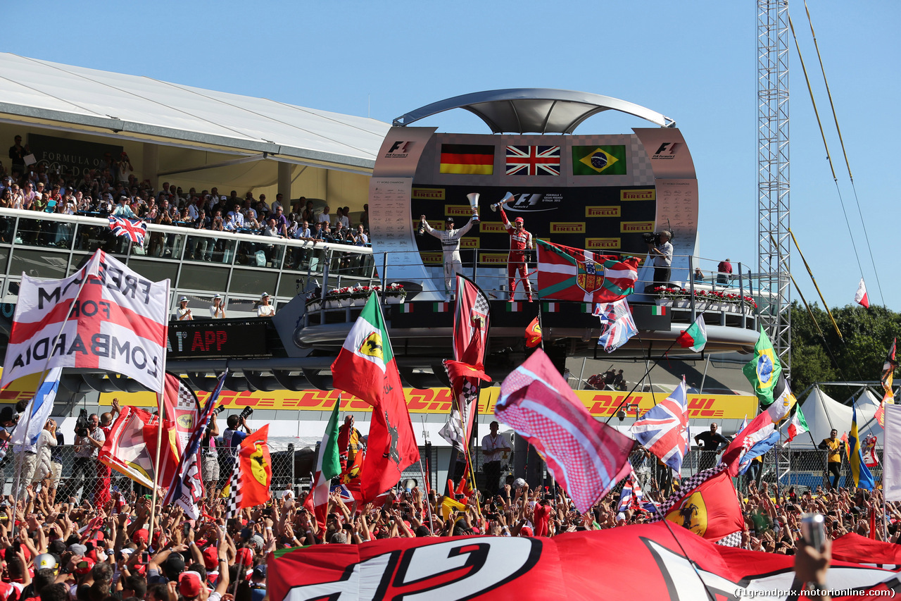 GP ITALIA, 06.09.2015 - Gara, 1st position Lewis Hamilton (GBR) Mercedes AMG F1 W06 e secondo Sebastian Vettel (GER) Ferrari SF15-T