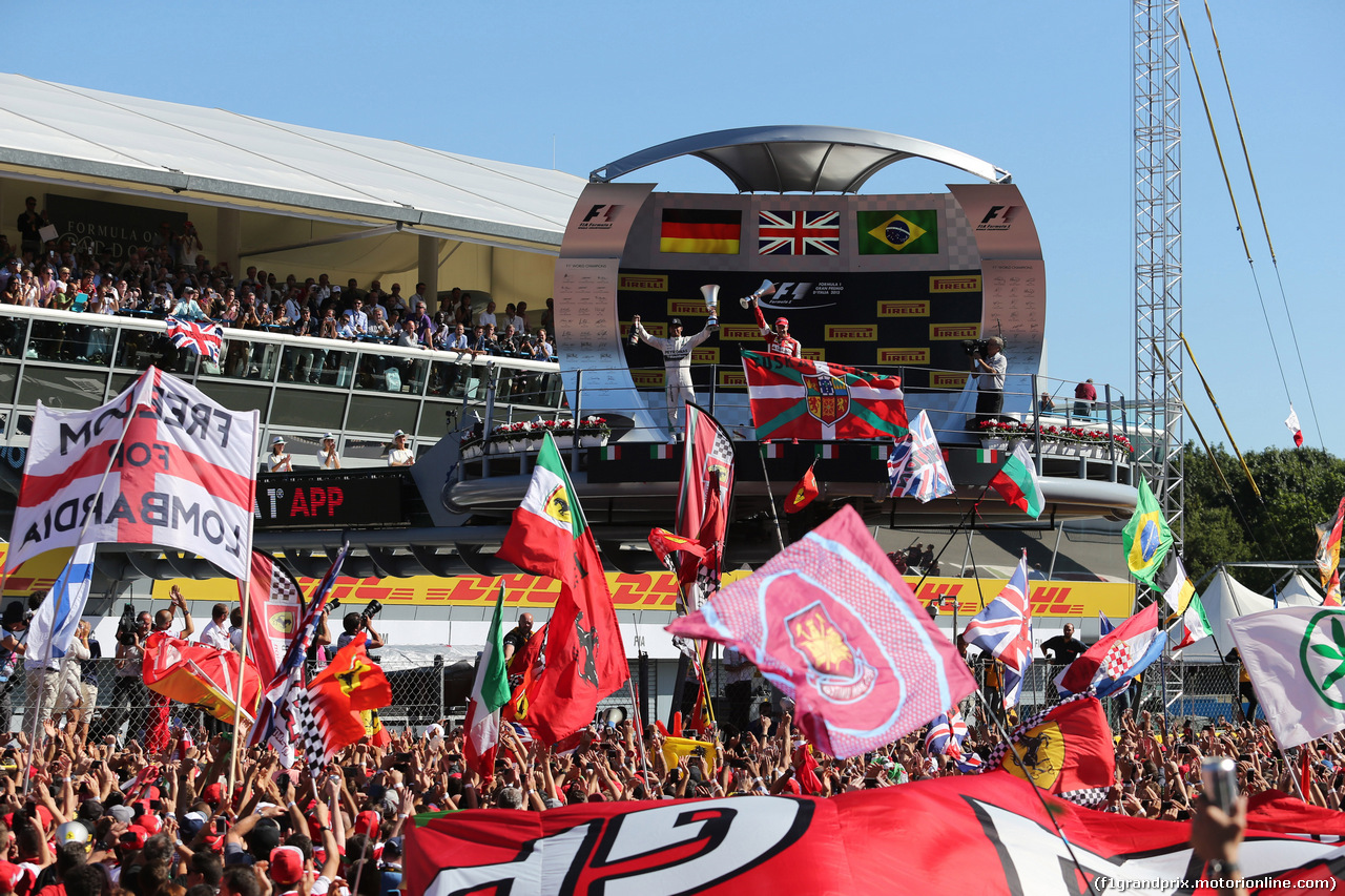 GP ITALIA, 06.09.2015 - Gara, 1st position Lewis Hamilton (GBR) Mercedes AMG F1 W06 e secondo Sebastian Vettel (GER) Ferrari SF15-T