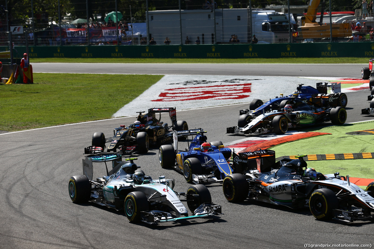 GP ITALIA, 06.09.2015 - Gara, Nico Rosberg (GER) Mercedes AMG F1 W06 e Sergio Perez (MEX) Sahara Force India F1 VJM08