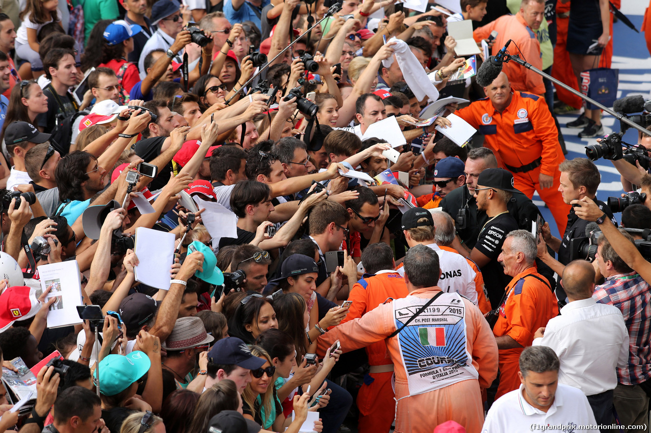 GP ITALIA, 03.09.2015 - Autograph session, Lewis Hamilton (GBR) Mercedes AMG F1 W06