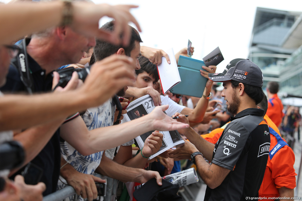 GP ITALIA, 03.09.2015 - Autograph session, Sergio Perez (MEX) Sahara Force India F1 VJM08