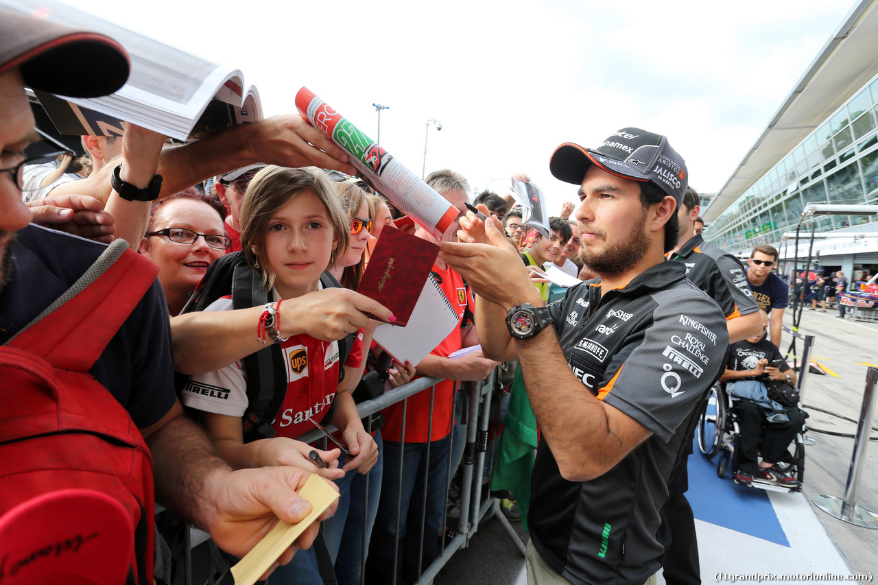 GP ITALIA, 03.09.2015 - Autograph session, Sergio Perez (MEX) Sahara Force India F1 VJM08