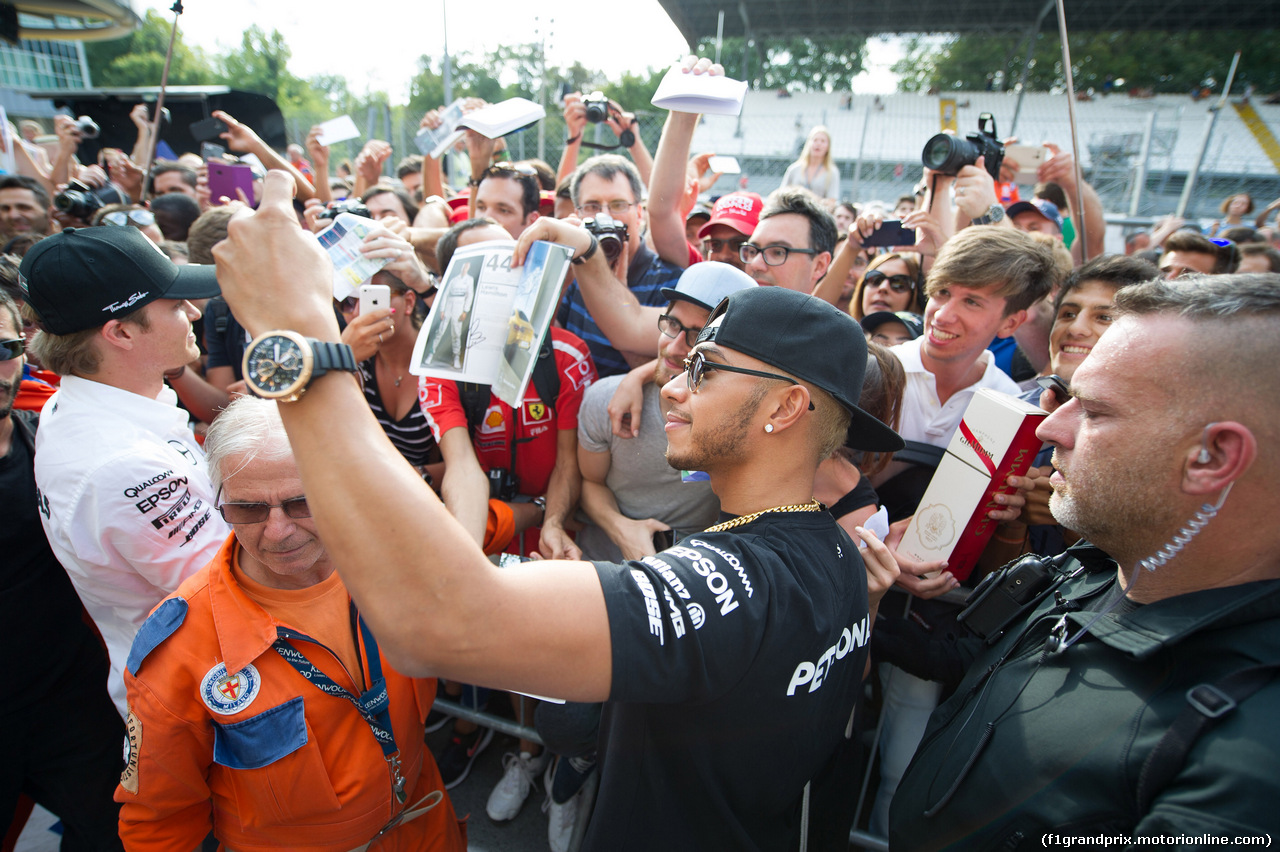 GP ITALIA, 03.09.2015 - Autograph session, Lewis Hamilton (GBR) Mercedes AMG F1 W06