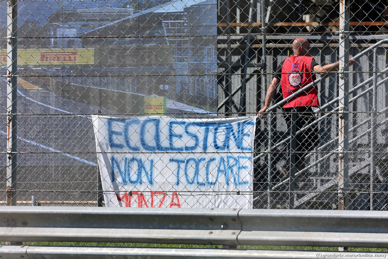 GP ITALIA, 05.09.2015 - Prove Libere 3, a message to Bernie Ecclestone (GBR), President e CEO of FOM
