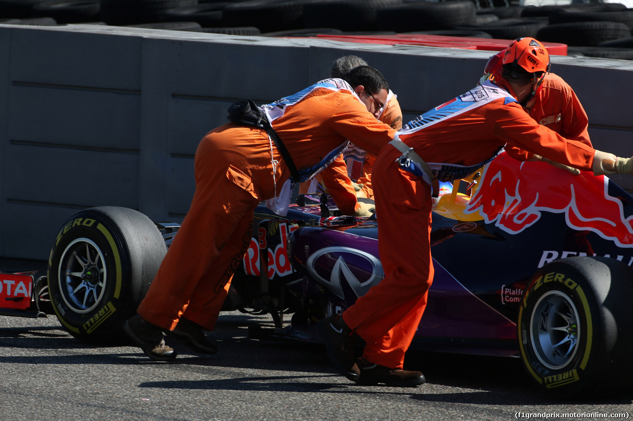 GP ITALIA, 05.09.2015 - Prove Libere 3, Daniel Ricciardo (AUS) Red Bull Racing RB11 stopped on the track