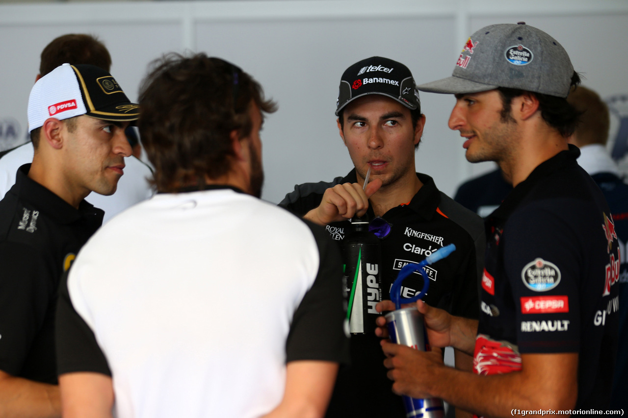GP MALESIA, 29.03.2015- Sergio Perez (MEX) Sahara Force India F1 VJM08 e Carlos Sainz Jr (ESP) Scuderia Toro Rosso STR10