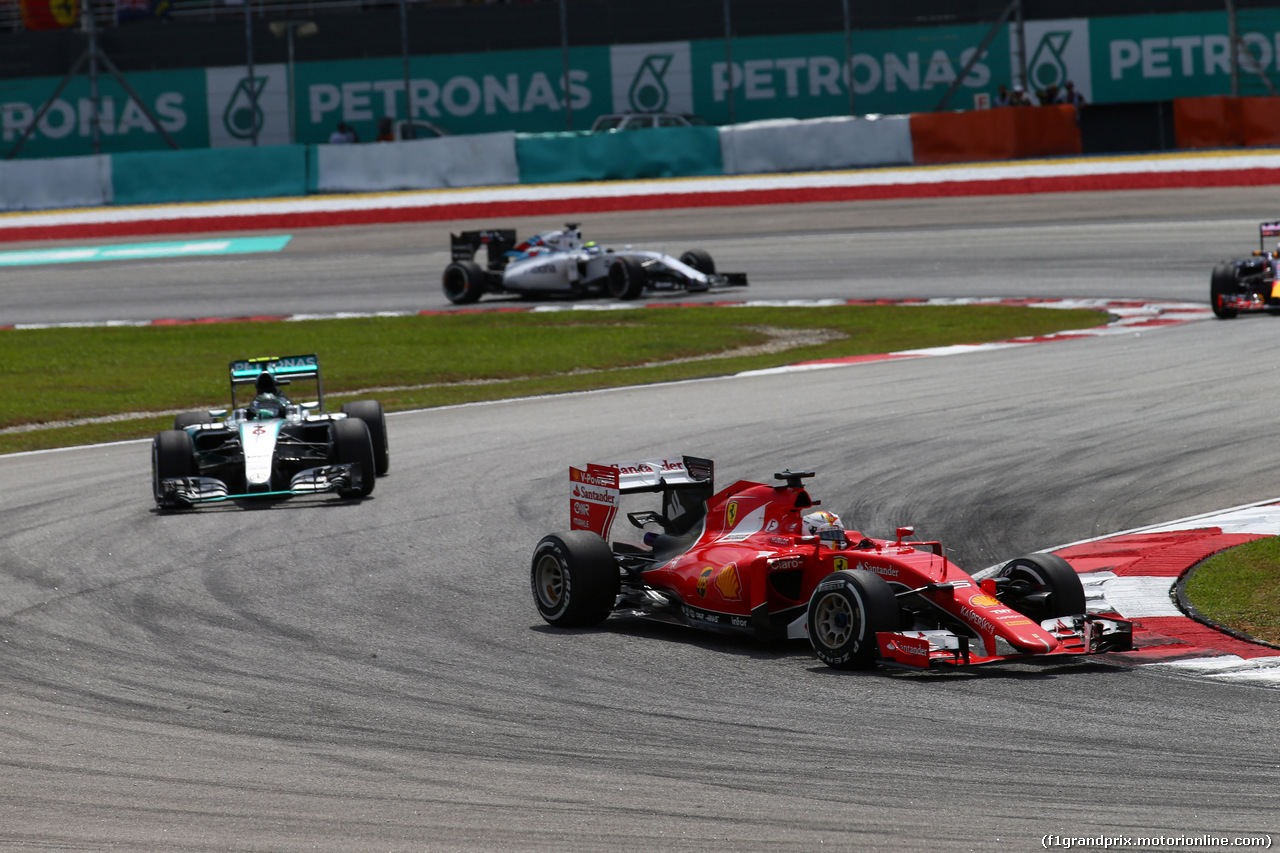 GP MALESIA, 29.03.2015- Gara, Sebastian Vettel (GER) Ferrari SF15-T davanti a Nico Rosberg (GER) Mercedes AMG F1 W06