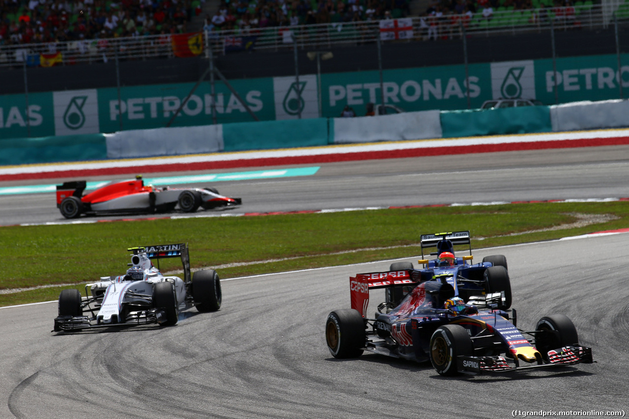 GP MALESIA, 29.03.2015- Gara, Carlos Sainz Jr (ESP) Scuderia Toro Rosso STR10 e Felipe Nasr (BRA) Sauber C34