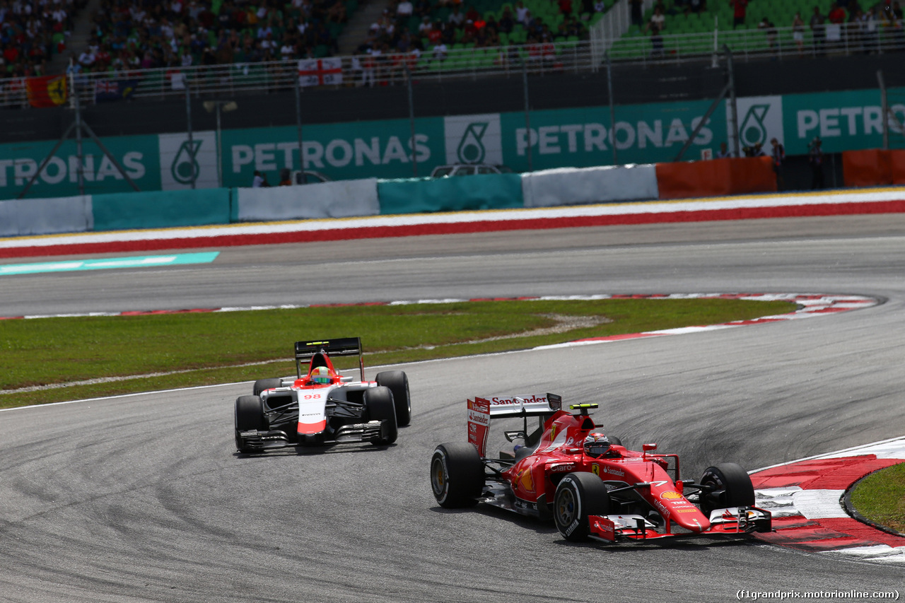 GP MALESIA, 29.03.2015- Gara, Kimi Raikkonen (FIN) Ferrari SF15-T e Roberto Merhi (ESP) Manor Marussia F1 Team