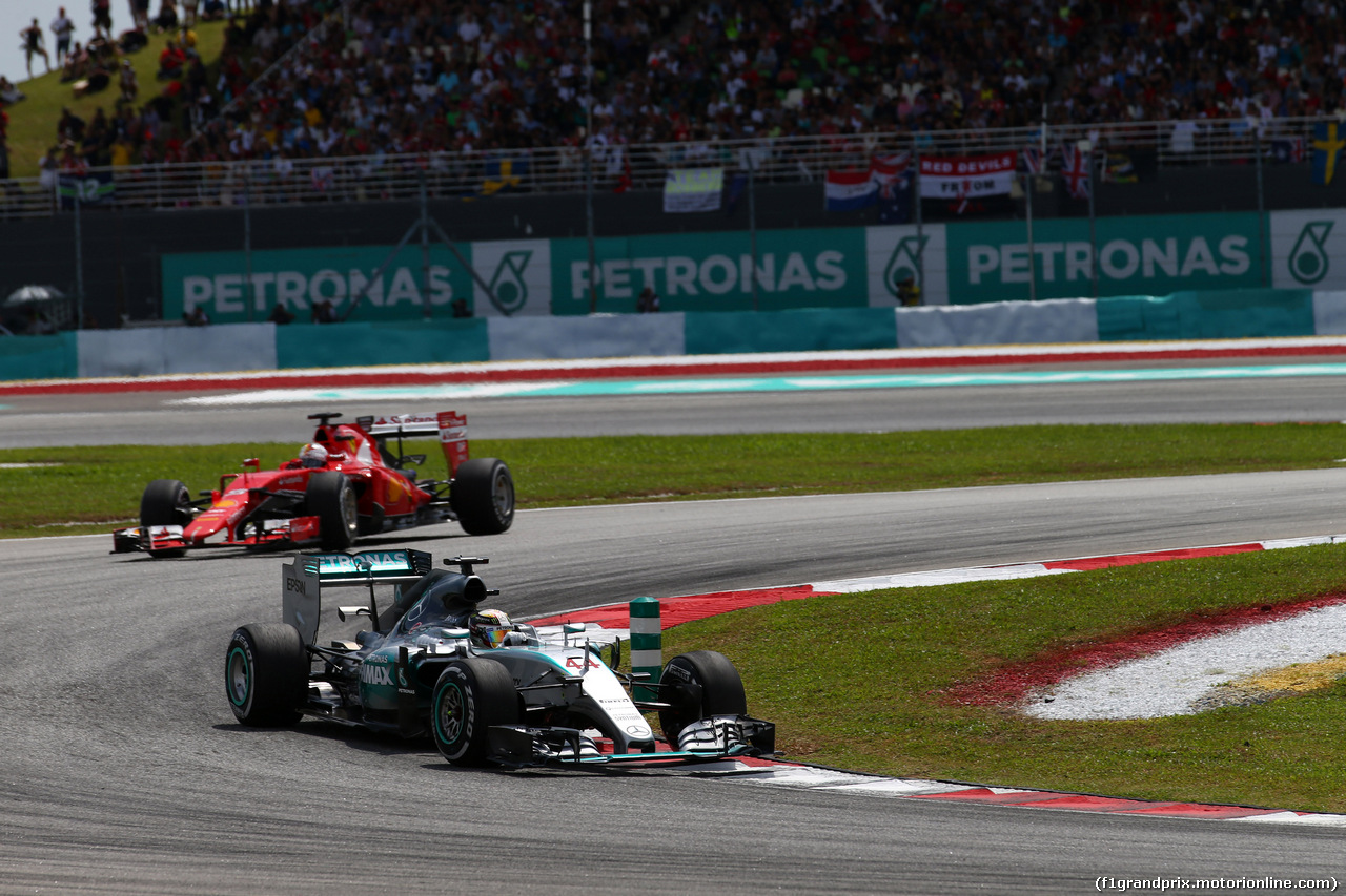 GP MALESIA, 29.03.2015- Gara, Lewis Hamilton (GBR) Mercedes AMG F1 W06 davanti a Sebastian Vettel (GER) Ferrari SF15-T