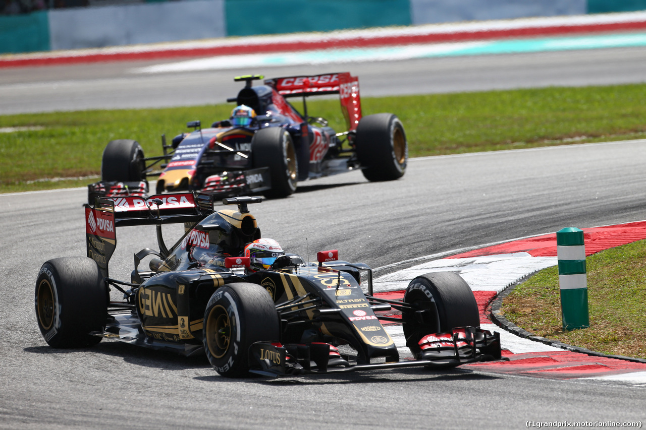 GP MALESIA, 29.03.2015- Gara, Romain Grosjean (FRA) Lotus F1 Team E23 davanti a Carlos Sainz Jr (ESP) Scuderia Toro Rosso STR10