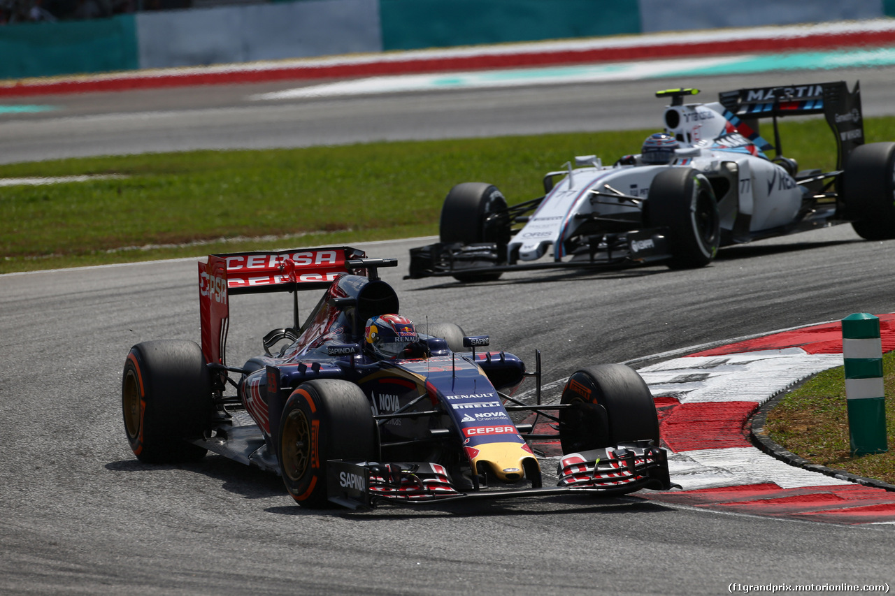 GP MALESIA, 29.03.2015- Gara, Max Verstappen (NED) Scuderia Toro Rosso STR10 davanti a Valtteri Bottas (FIN) Williams F1 Team FW37