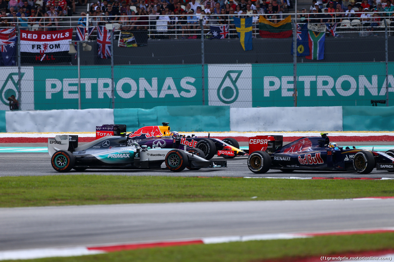 GP MALESIA, 29.03.2015- Gara, Nico Rosberg (GER) Mercedes AMG F1 W06 e Daniel Ricciardo (AUS) Red Bull Racing RB11