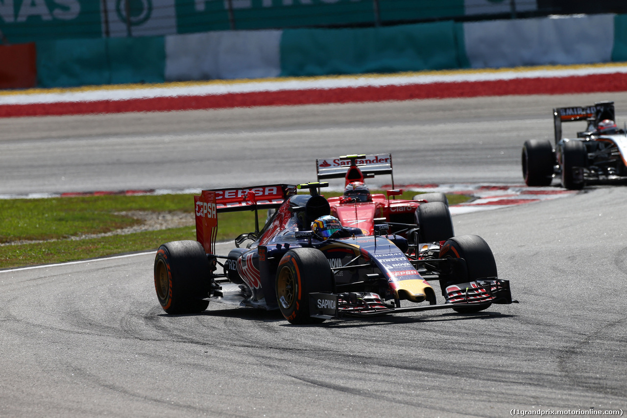 GP MALESIA, 29.03.2015- Gara, Carlos Sainz Jr (ESP) Scuderia Toro Rosso STR10 davanti a Kimi Raikkonen (FIN) Ferrari SF15-T