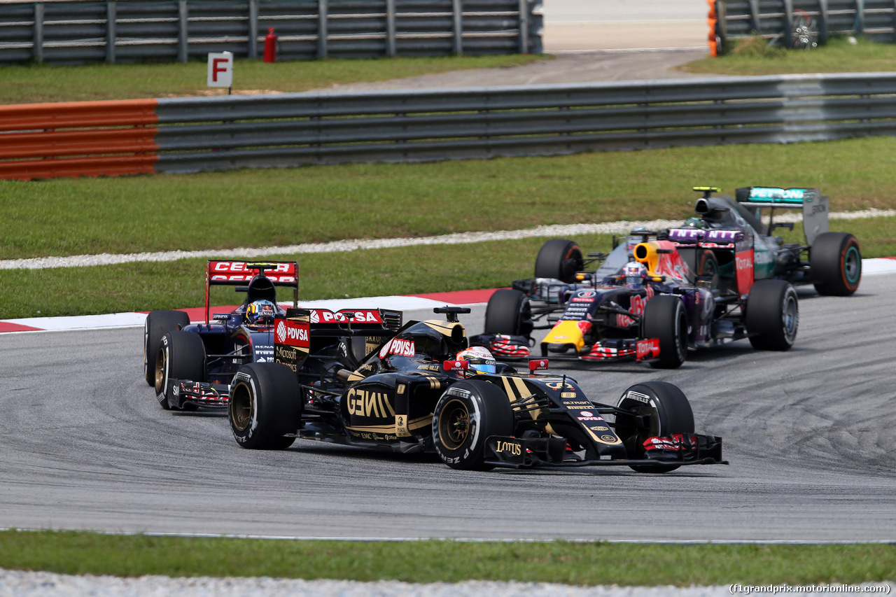 GP MALESIA, 29.03.2015- Gara, Romain Grosjean (FRA) Lotus F1 Team E23 davanti a Carlos Sainz Jr (ESP) Scuderia Toro Rosso STR10