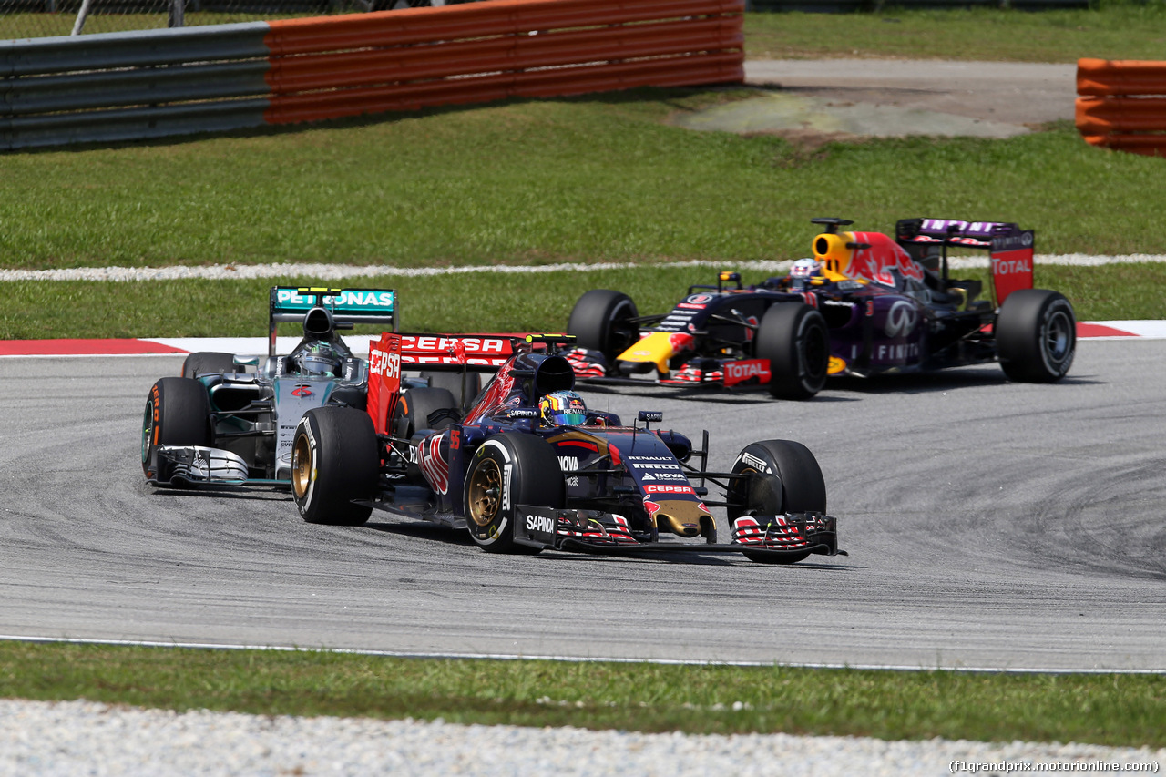 GP MALESIA, 29.03.2015- Gara, Carlos Sainz Jr (ESP) Scuderia Toro Rosso STR10 e Nico Rosberg (GER) Mercedes AMG F1 W06