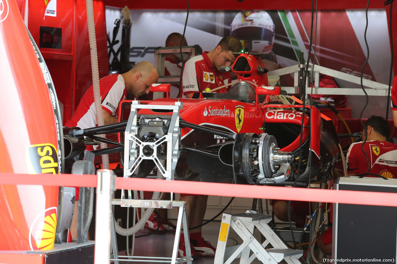 GP MALESIA, 26.03.2015 - Mechanics Ferrari work on the car