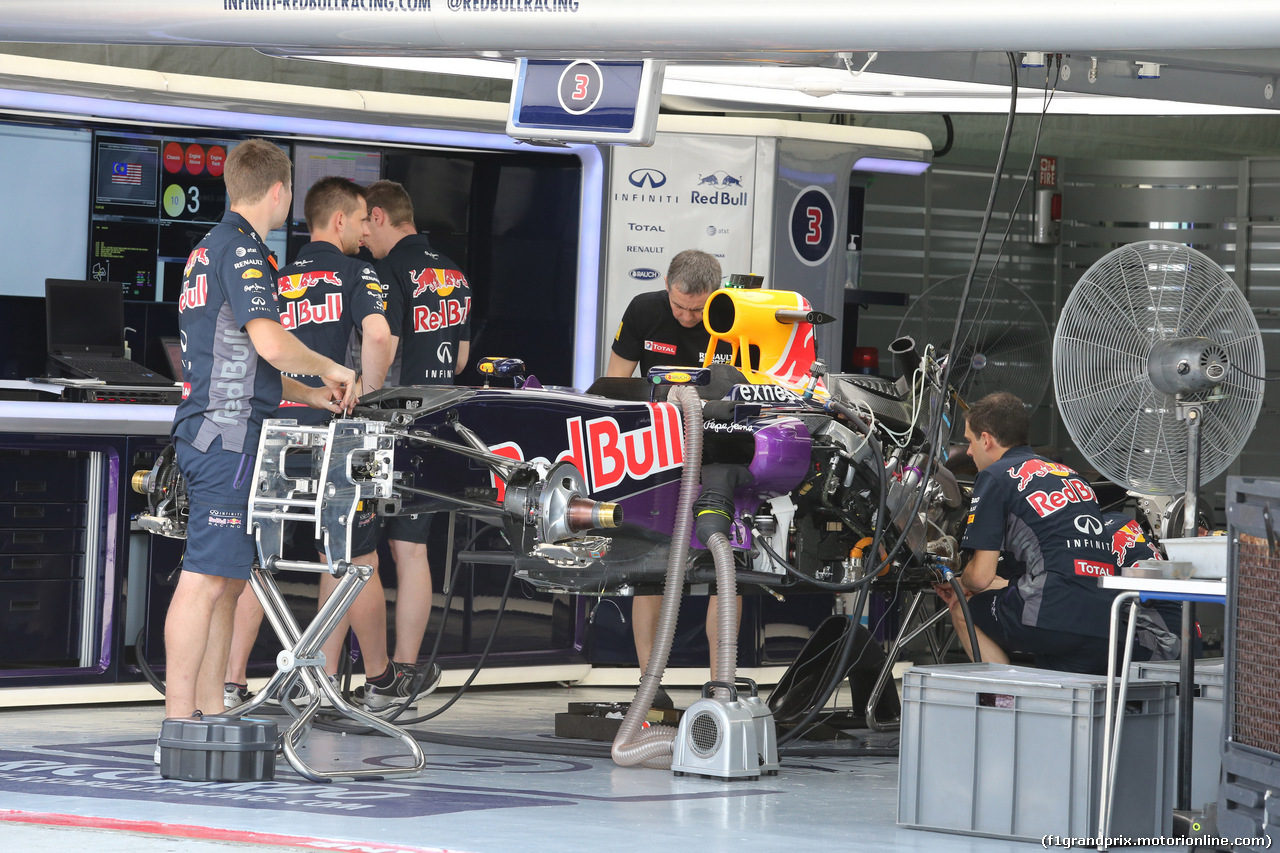 GP MALESIA, 26.03.2015 - Mechanics Red Bull Racing work on the car