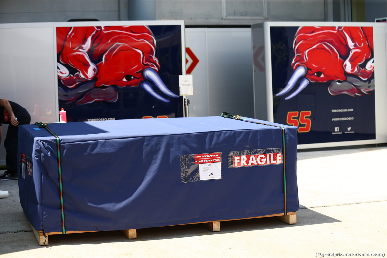 GP MALESIA, 26.03.2015 - Toro Rosso garage