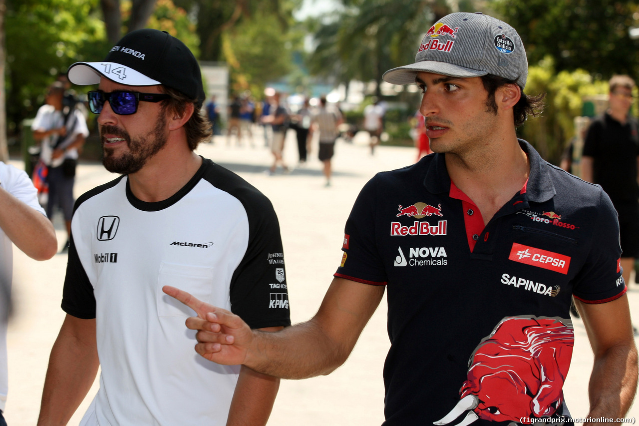 GP MALESIA, 26.03.2015 - Fernando Alonso (ESP) McLaren Honda MP4-30 e Carlos Sainz Jr (ESP) Scuderia Toro Rosso STR10