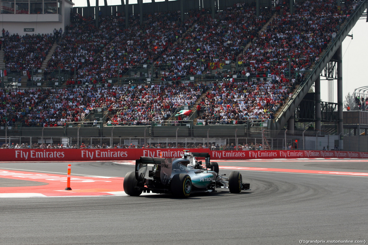 GP MESSICO, 01.11.2015 - Gara, Lewis Hamilton (GBR) Mercedes AMG F1 W06 nad Nico Rosberg (GER) Mercedes AMG F1 W06