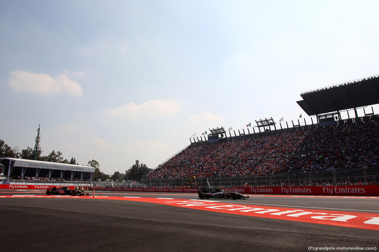 GP MESSICO, 01.11.2015 - Gara, Sergio Perez (MEX) Sahara Force India F1 VJM08 davanti a Carlos Sainz Jr (ESP) Scuderia Toro Rosso STR10