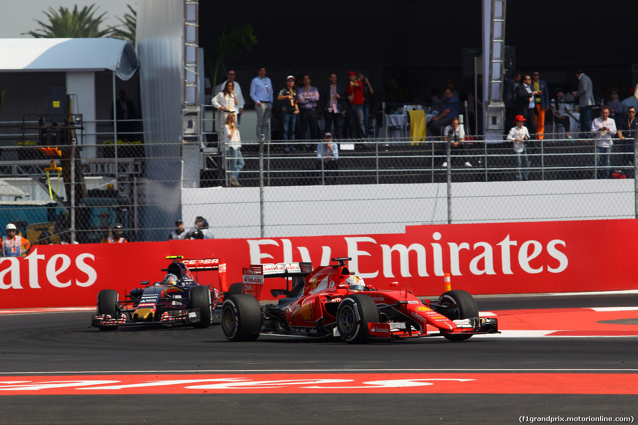 GP MESSICO, 01.11.2015 - Gara, Sebastian Vettel (GER) Ferrari SF15-T e Carlos Sainz Jr (ESP) Scuderia Toro Rosso STR10